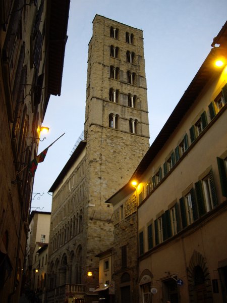 arezzo eglise santa maria de la pieve03.jpg